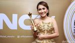 Muah...Kecupan Ayu Ting Ting