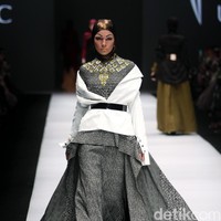 Koleksi Norma Hauri mengangkat tema Road Chic di Jakarta Fashion Week 2017. Senayan City. Jakarta. [Foto: Mohammad Abduh/Wolipop]