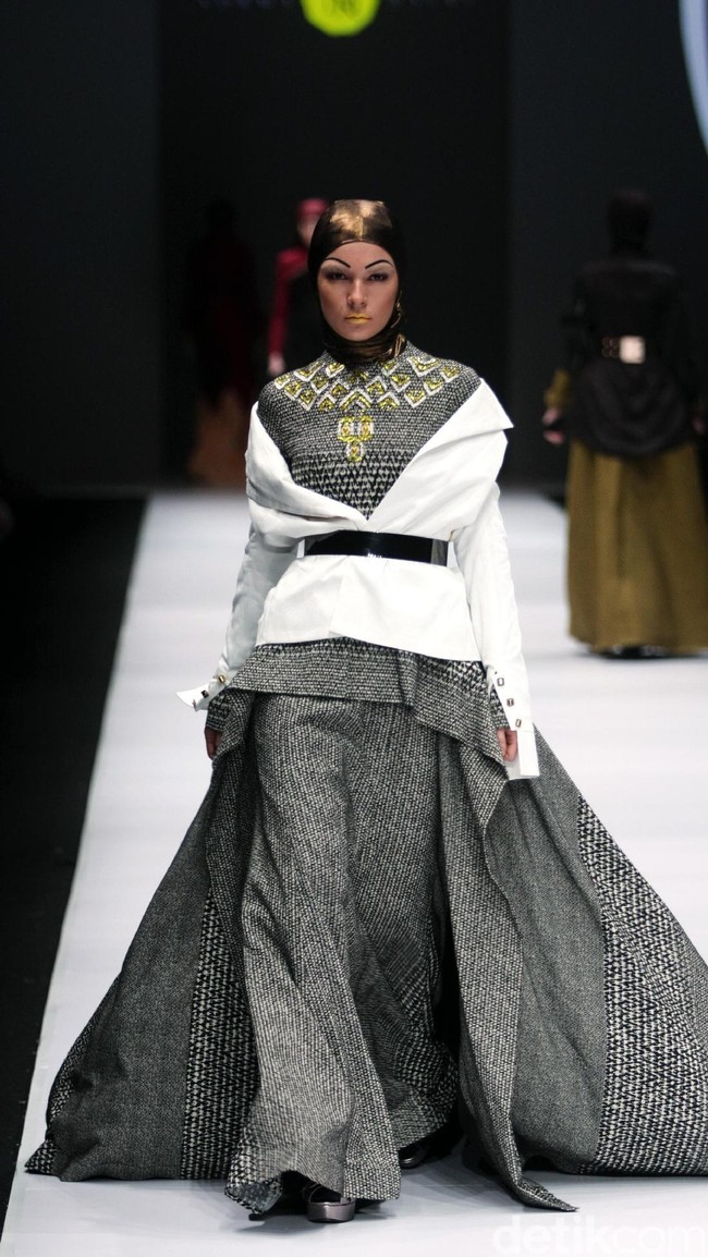 Koleksi Norma Hauri mengangkat tema Road Chic di Jakarta Fashion Week 2017. Senayan City. Jakarta. [Foto: Mohammad Abduh/Wolipop]