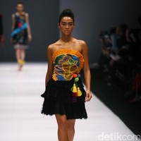 Koleksi Lenny Agustin mengusung tema Jaranan di Jakarta Fashion Week 2017. Senayan City. Jakarta. [Foto: Mohammad Abduh/Wolipop]