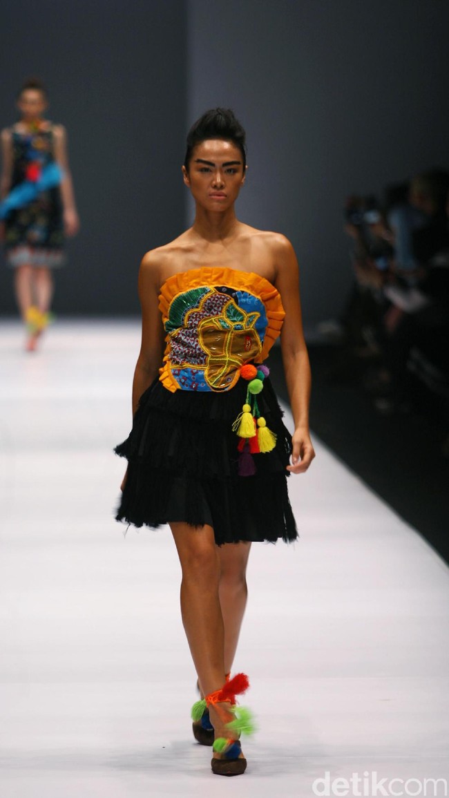Koleksi Lenny Agustin mengusung tema Jaranan di Jakarta Fashion Week 2017. Senayan City. Jakarta. [Foto: Mohammad Abduh/Wolipop]