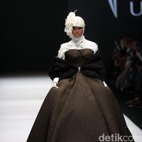Koleksi Norma Hauri mengangkat tema Road Chic di Jakarta Fashion Week 2017. Senayan City. Jakarta. [Foto: Mohammad Abduh/Wolipop]