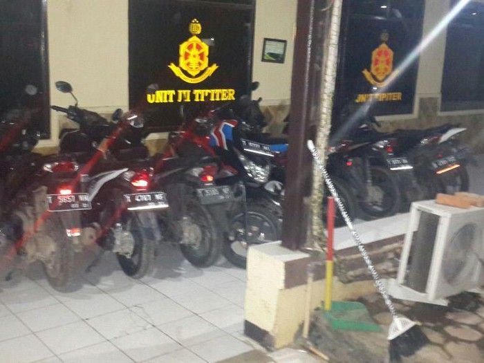 Terekam CCTV, Begini Aksi Sadis Komplotan Curanmor Berpistol di Karawang