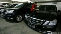 Petugas Rumah Penyimpinan Barang Sitaan Negara (Rupbasan) membersihkan mobil sitaan KPK.