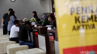 Aktifitas pelayanan pajak terlihat di Kantor Pelayanan Pajak (KPP) Pratama Menteng Dua, Jakarta, Selasa (6/12/2016).
