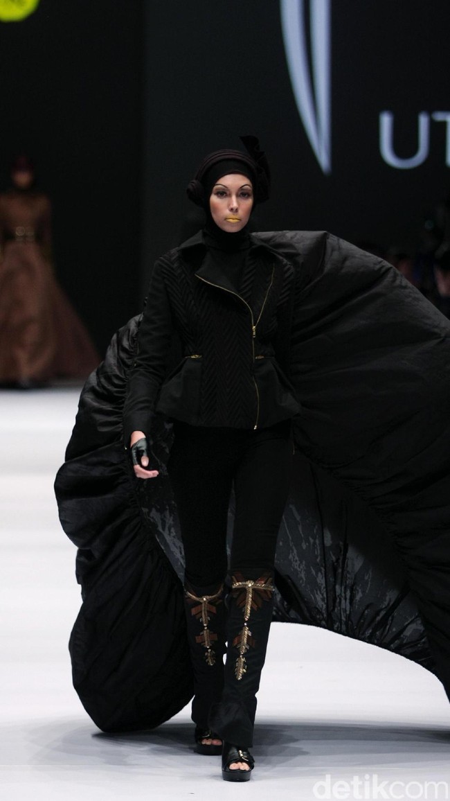 Koleksi Norma Hauri mengangkat tema Road Chic di Jakarta Fashion Week 2017. Senayan City. Jakarta. [Foto: Mohammad Abduh/Wolipop]