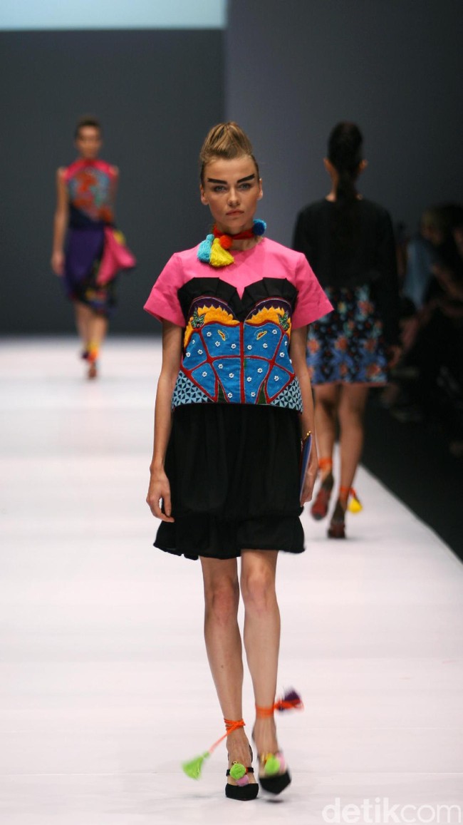 Koleksi Lenny Agustin mengusung tema Jaranan di Jakarta Fashion Week 2017. Senayan City. Jakarta. [Foto: Mohammad Abduh/Wolipop]