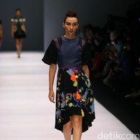 Koleksi Lenny Agustin mengusung tema Jaranan di Jakarta Fashion Week 2017. Senayan City. Jakarta. [Foto: Mohammad Abduh/Wolipop]