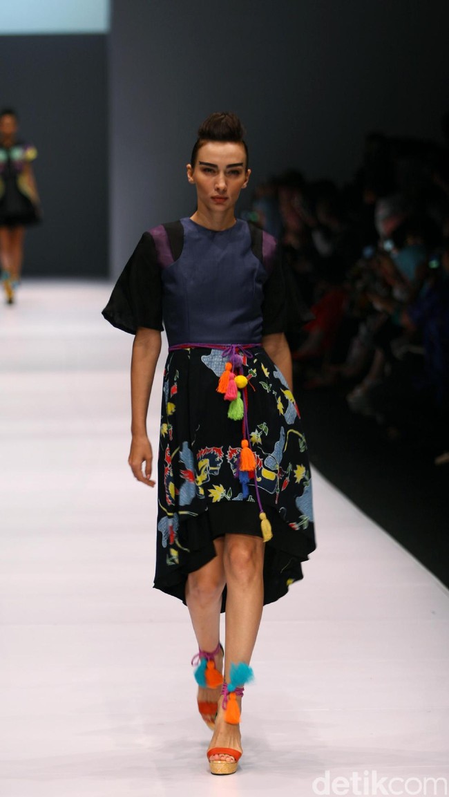 Koleksi Lenny Agustin mengusung tema Jaranan di Jakarta Fashion Week 2017. Senayan City. Jakarta. [Foto: Mohammad Abduh/Wolipop]