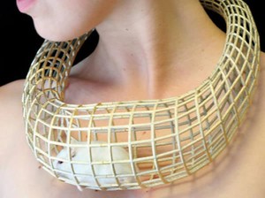 5 Bentuk Kalung Aneh: Kandang Hamster Hingga Jamur Raksasa