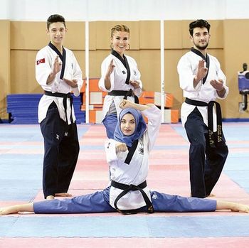 Foto: Aksi Keren Kubra Dagli, Hijabers Berdarah Turki Jawara Taekwondo Dunia