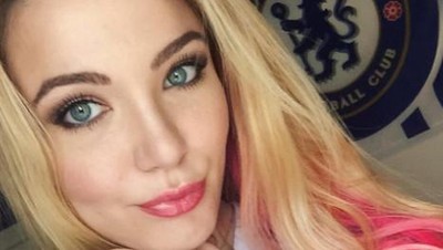 Emily, Si Cantik Seksi yang Nekat Nonton MU Berkostum Chelsea