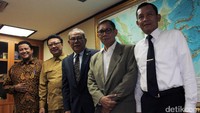 Ketua Komisi II DPR Rambe Kamarulzaman (tengah), Mendagri Tjahjo Kumolo (kedua kiri), Ketua Bawaslu Muhammad (kiri), Ketua KASN Sofian Effendi (kedua kanan) dan Kabaintelkam Polri Komjen Lutfi Lubihanto (kanan) berfoto bersama.