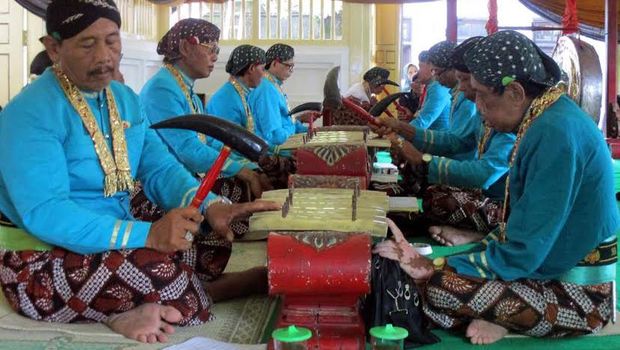 Dua perangkat gamelan yakni Kyai Guntur Madu dan Kyai Nagawilaga dikeluarkan untuk dibunyikan.