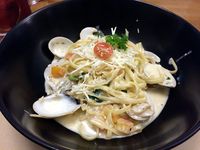 Almond Tree: Ngemil Enak <i>Linguine</i> Bersaus <i>Creamy</i> dan <i>Blueberry Cheesecake</i> yang Lembut Segar