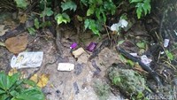 Biasanya pengunjung akan mandi atau bakar-bakar ikan di pinggir sungai. Tapi sayang sudah ada larangan tetap saja sampah berserakan di sekitar sungai (Bonauli/detikTravel)