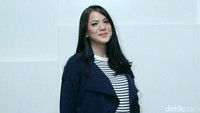 Ia lagi-lagi memakai baju belang berwarna hitam putih. Foto: Pool/Ismail/detikFoto.