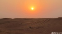 Sunset di gurun pasir Dubai menjadi penutup hari yang spesial (Afif Farhan/detikTravel)