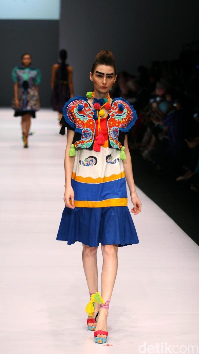 Koleksi Lenny Agustin mengusung tema Jaranan di Jakarta Fashion Week 2017. Senayan City. Jakarta. [Foto: Mohammad Abduh/Wolipop]
