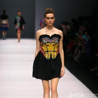 Koleksi Lenny Agustin mengusung tema Jaranan di Jakarta Fashion Week 2017. Senayan City. Jakarta. [Foto: Mohammad Abduh/Wolipop]