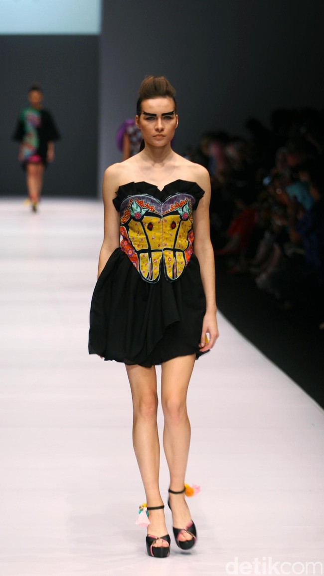 Koleksi Lenny Agustin mengusung tema Jaranan di Jakarta Fashion Week 2017. Senayan City. Jakarta. [Foto: Mohammad Abduh/Wolipop]