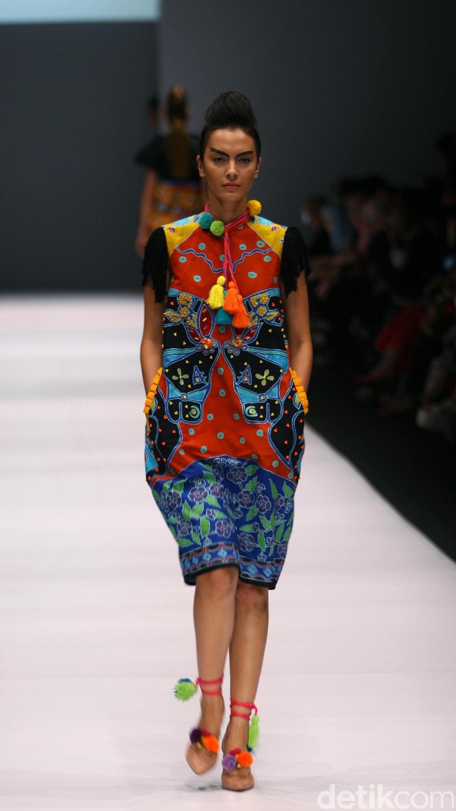 Koleksi Lenny Agustin mengusung tema Jaranan di Jakarta Fashion Week 2017. Senayan City. Jakarta. [Foto: Mohammad Abduh/Wolipop]