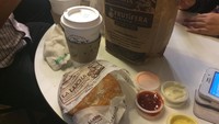 Kalau traveler mau liburan ke Peru, kuliner lokal La Lucha wajib rasanya untuk dicicipi kelezatannya. La Lucha adalah semacam sandwich yang diisi irisan daging sapi dan tumisan bawang bombay, ditambah lelehan keju mozarella  di dalamnya. Rasanya sangat gurih dan cenderung asin (Angga/detikTravel)