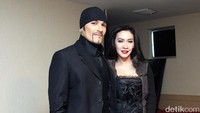 Ia akan melakukan hipnotis sedangkan sang istri akan menjadi pembaca pikirannya. Pool/Ismail/detikFoto.