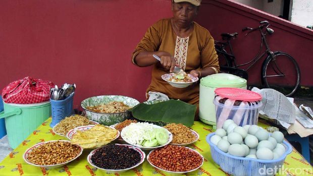 Penjual yang menjajakan nasi gurih (Bagus/detikTravel)