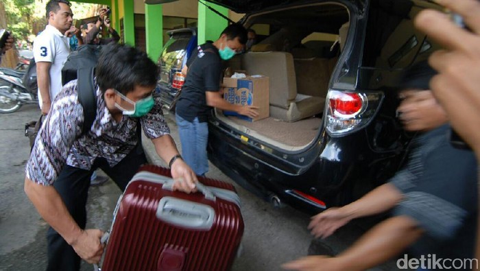 KPK Juga Geledah Kantor DPU Pengairan Jombang, Ambil Data Proyek 2008-2016