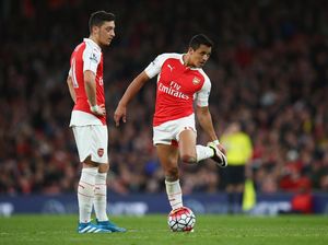 Rooney: Seharusnya Arsenal Jual Saja Sanchez dan Oezil