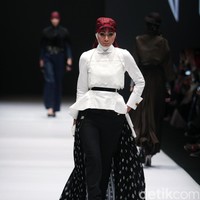 Koleksi Norma Hauri mengangkat tema Road Chic di Jakarta Fashion Week 2017. Senayan City. Jakarta. [Foto: Mohammad Abduh/Wolipop]