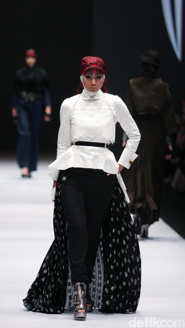 Koleksi Norma Hauri mengangkat tema Road Chic di Jakarta Fashion Week 2017. Senayan City. Jakarta. [Foto: Mohammad Abduh/Wolipop]