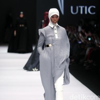 Koleksi Norma Hauri mengangkat tema Road Chic di Jakarta Fashion Week 2017. Senayan City. Jakarta. [Foto: Mohammad Abduh/Wolipop]