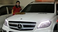 Petugas Rumah Penyimpinan Barang Sitaan Negara (Rupbasan) membersihkan kap mobil sitaan KPK.