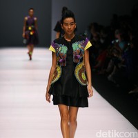 Koleksi Lenny Agustin mengusung tema Jaranan di Jakarta Fashion Week 2017. Senayan City. Jakarta. [Foto: Mohammad Abduh/Wolipop]