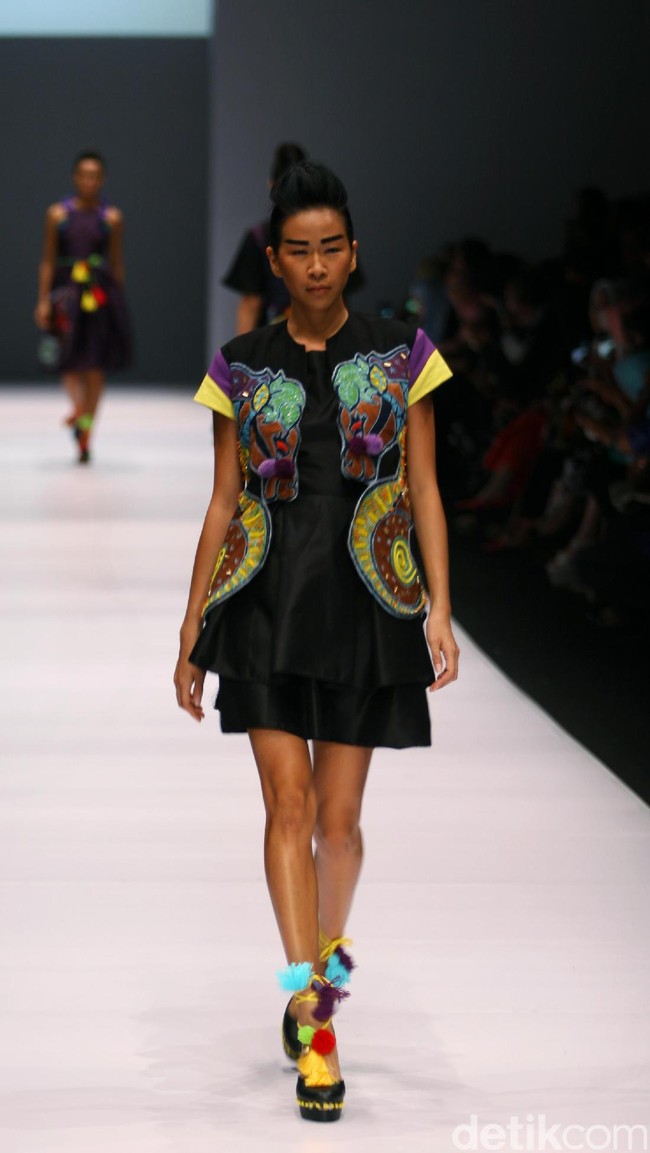 Koleksi Lenny Agustin mengusung tema Jaranan di Jakarta Fashion Week 2017. Senayan City. Jakarta. [Foto: Mohammad Abduh/Wolipop]