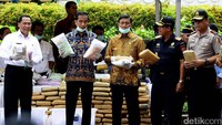 (Ki-ka) Kepala BNN Budi Waseso, Presiden Jokowi, Menko Polhukam Wiranto, Dirjen Bea Cukai Heru Pambudi, dan Wakapolri Komjen Syafruddin menunjukkan barang bukti narkoba sebelum dimusnahkan di Monas, Jakarta.