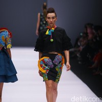 Koleksi Lenny Agustin mengusung tema Jaranan di Jakarta Fashion Week 2017. Senayan City. Jakarta. [Foto: Mohammad Abduh/Wolipop]