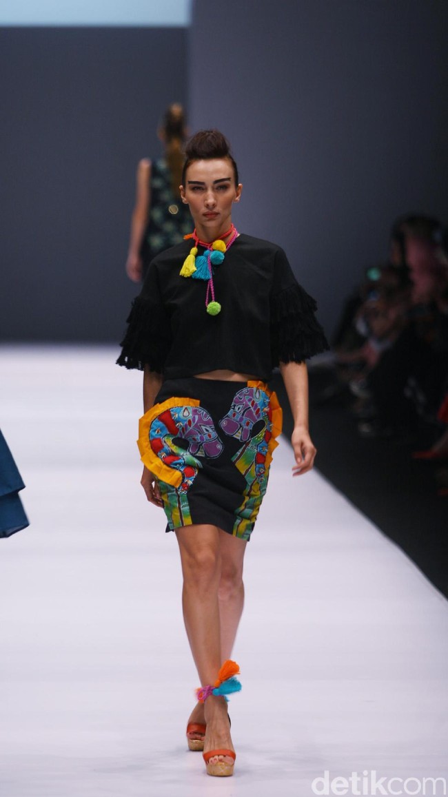 Koleksi Lenny Agustin mengusung tema Jaranan di Jakarta Fashion Week 2017. Senayan City. Jakarta. [Foto: Mohammad Abduh/Wolipop]