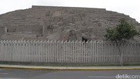 Bukan hanya Mesir yang punya Piramida. Di sekitar pemukiman distrik Miraflores di Lima, Peru, berdiri sebuah Piramida yang cukup kuno (Angga/detikTravel)