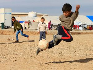 Anak-anak Pengungsi Irak Tetap Asyik Bermain