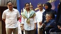 Direktur Utama Bank Mandiri Kartika Wirjoatmodjo, SEVP Human Capital Bank Mandiri Sanjay N. Bharwani, Menteri BUMN Rini Soemarno dan Komisaris Utama Bank Mandiri Wimboh Santoso tengah berbincang  kepada karyawan kriya difabel Bank Mandiri di Auditorium Plaza Mandiri, Jakarta, Selasa (06/12/2016).