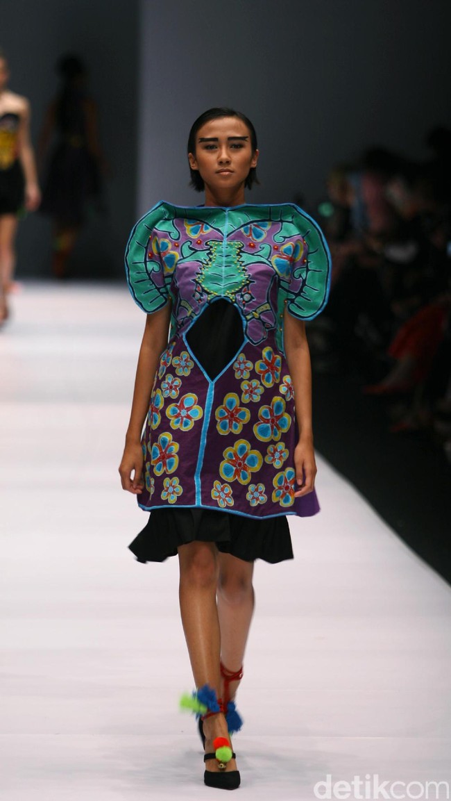 Koleksi Lenny Agustin mengusung tema Jaranan di Jakarta Fashion Week 2017. Senayan City. Jakarta. [Foto: Mohammad Abduh/Wolipop]