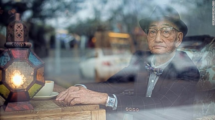 Foto-foto Kedekatan Kakek dan Cucu Ini Jadi Viral