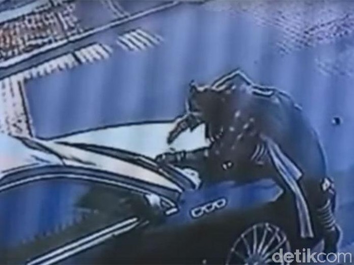 Tanpa Alasan, Seorang Wanita Habiskan 6 Jam untuk Merusak Mobil