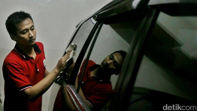 Perawatan Mobil Sitaan KPK Petugas Rumah Penyimpanan Benda Sitaan Negara (Rupbasan) Jakarta Selatan merawat kendaraan sitaan KPK di Gedung Sentra Mulia Jakarta, Selasa (6/12/2016). Perawatan 57 kendaraan sitaan KPK itu untuk menjaga nilai barang agar tidak turun saat menjadi barang rampasan dan masuk proses lelang.