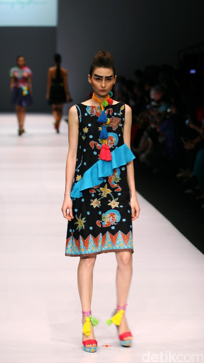 Koleksi Lenny Agustin mengusung tema Jaranan di Jakarta Fashion Week 2017. Senayan City. Jakarta. [Foto: Mohammad Abduh/Wolipop]