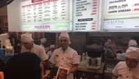 Pilihan menu di La Lucha ditampilkan dalam Bahasa Spanyol yang tentu saja tidak kami mengerti. Beruntung kami ditemani staf Kedubes Peru yang membantu untuk menerjemahkan (Angga/detikTravel)
