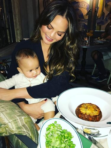 Pengakuan Chrissy Teigen yang Pernah Depresi Berat Pasca Melahirkan